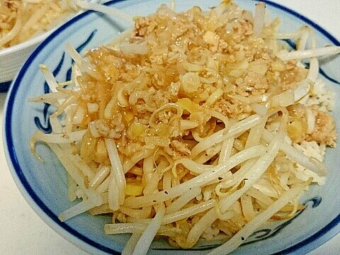 余った餃子の餡で★豚もやしあんかけ丼